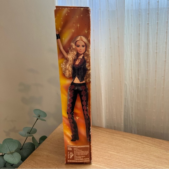 Rare Collectible 2002 or 2003 Shakira Doll with Black and Red Ensemble - Picture 4 of 9